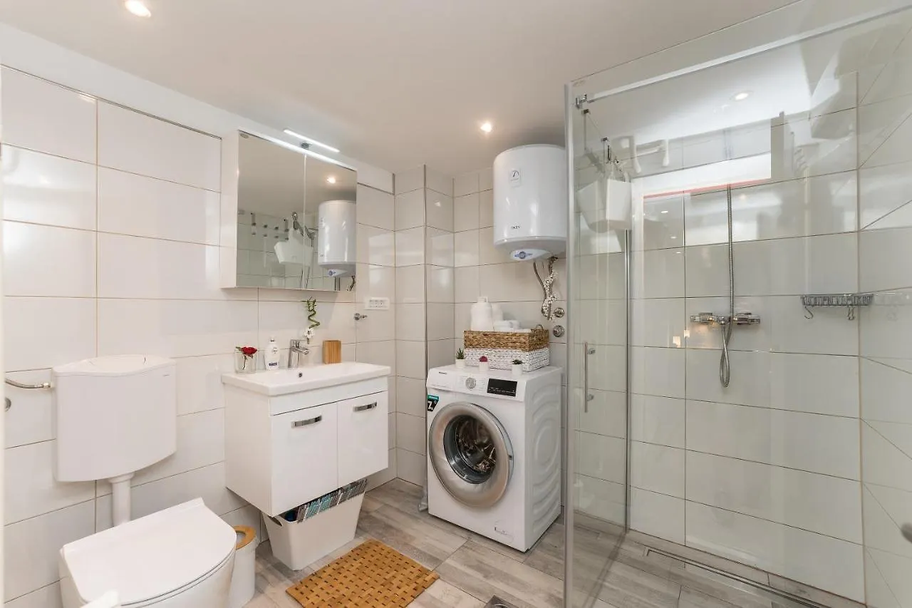 Studio Apartman Mirakul 자다르 0*,